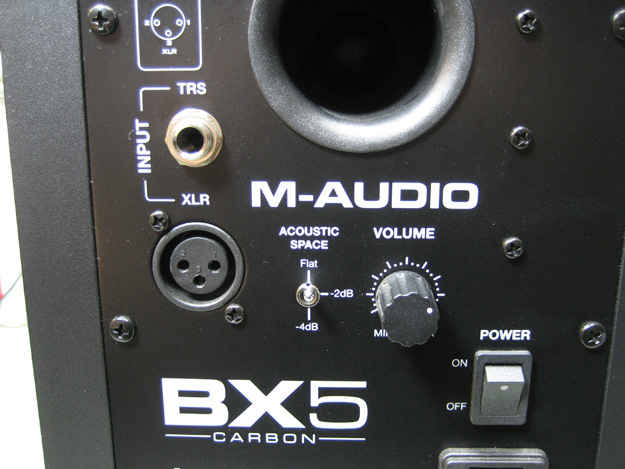 Η οπίσθια όψη ενός Studio monitor M-AUDIO BX5 CARBON